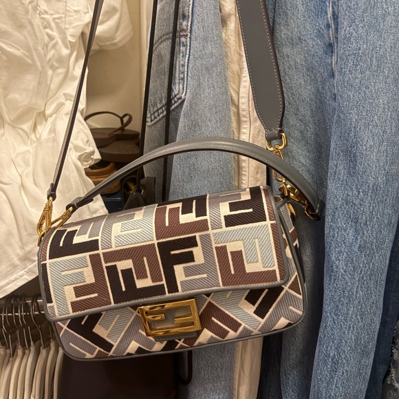 Fendi Handbags - Excellent like brand new condition